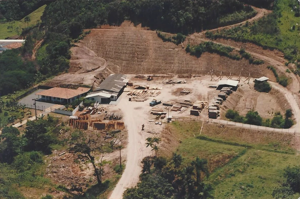 Mudança e ampliação do parque fabril.